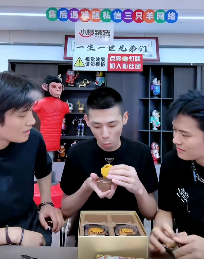 “马猴潮选”粉丝破10万，旭旭宝宝进军直播电商，先小范围玩一玩(图1)