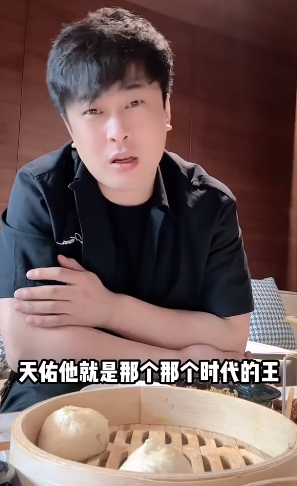 辛巴评价天佑,那个时代的王!送33万小米汽车,王小国寻妻大结局!(图1)