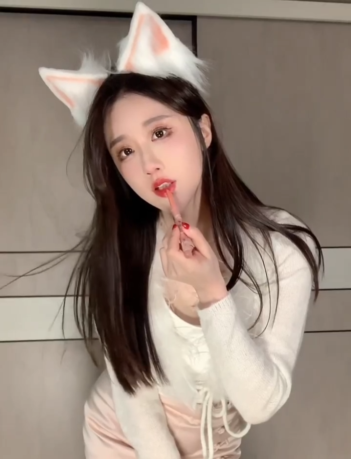 男人都“馋我身子”不结婚，轩子晒妈妈照片，自证颜值遗传非整容(图1)