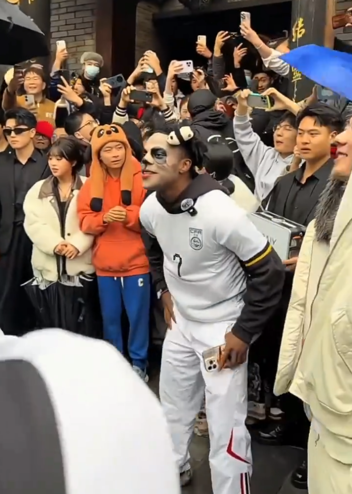 1.2亿粉丝“甲亢哥”成都直播人气炸裂，刘二狗不如方丈会拉拢人心(图1)