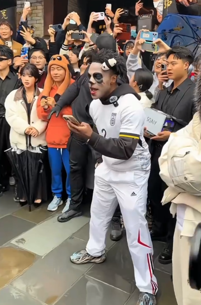 1.2亿粉丝“甲亢哥”成都直播人气炸裂，刘二狗不如方丈会拉拢人心(图2)