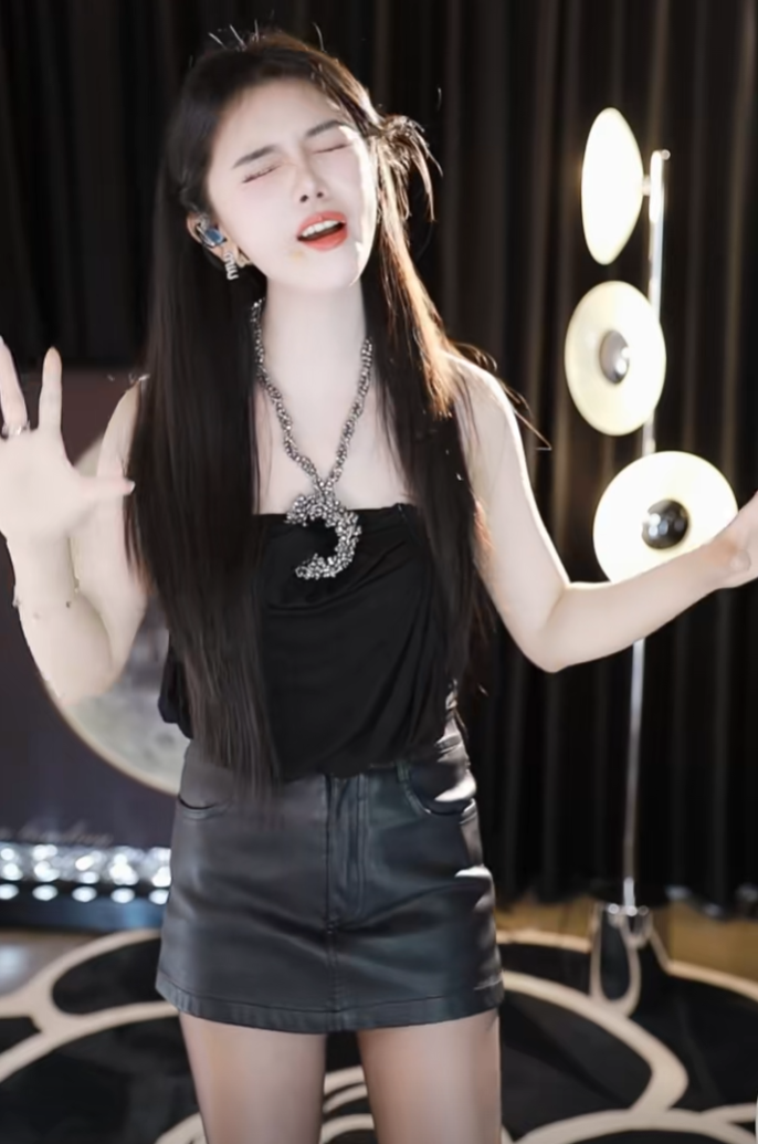 清纯玉女微凉尝试擦边？小U哈回应签约哲领，哲哥不一定会挖我？(图1)