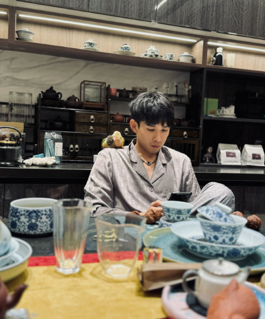 这算是过上日子了，崔阿扎下厨做家常菜，天佑早知她喜欢自己(图1)