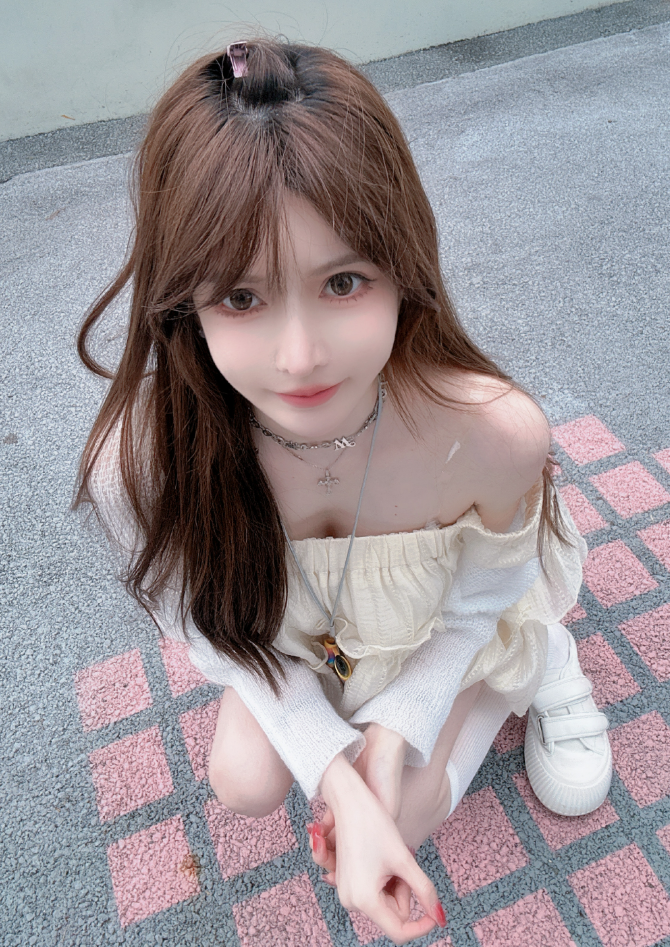 没钱谈什么恋爱？王羽杉重回斗鱼直播，直言看上的男人都是“穷卵”(图1)