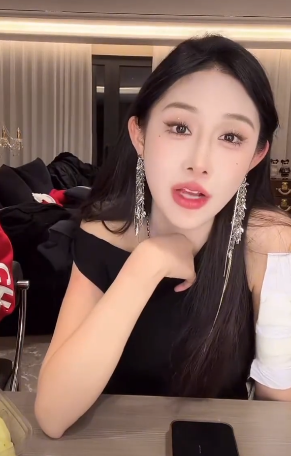网红李嘉欣：不建议打工做主播！网红白小白否认一年能挣几个亿？(图1)