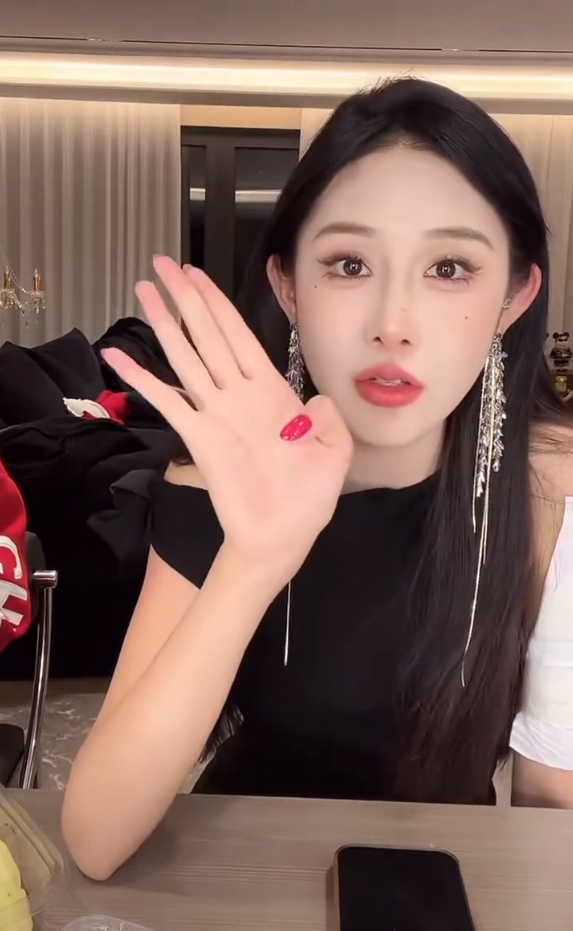 网红李嘉欣：不建议打工做主播！网红白小白否认一年能挣几个亿？(图2)