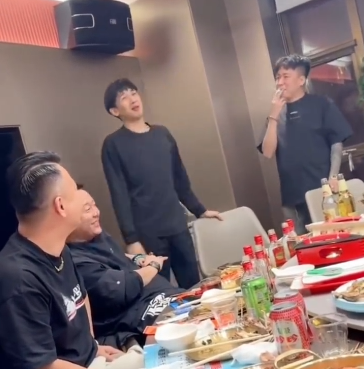 天佑被封800年，八卦还在炒冷饭？芮甜甜10年免费续约YY，是亏是赚？(图2)