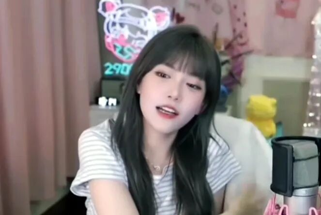 凭我长相身材如果陪老板，周榜随便几百万，周淑怡硬气回怼黑粉(图3)