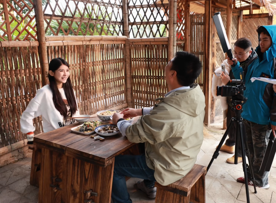 这算成功“上岸”了吧，狗头萝莉录制卫视综艺，仅用2年转型翻身(图8)