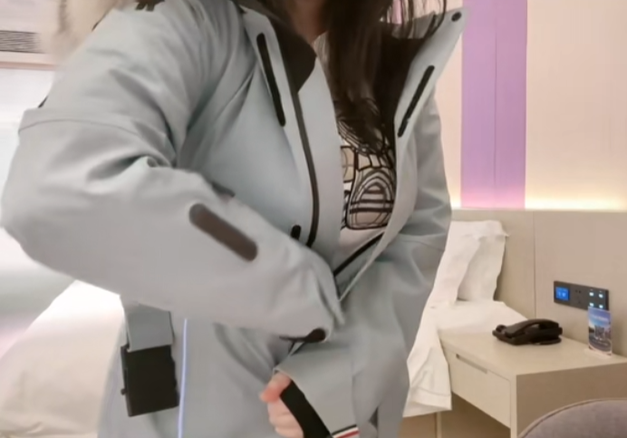 从“胸是假的”到“包养”，刘飞儿损招应对，骚扰者私信被曝光(图2)