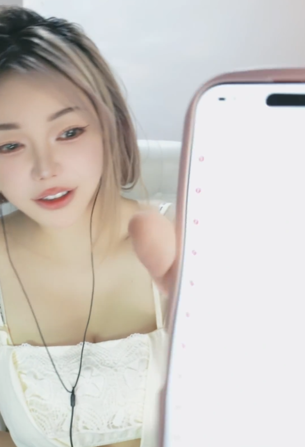 从“胸是假的”到“包养”，刘飞儿损招应对，骚扰者私信被曝光(图3)