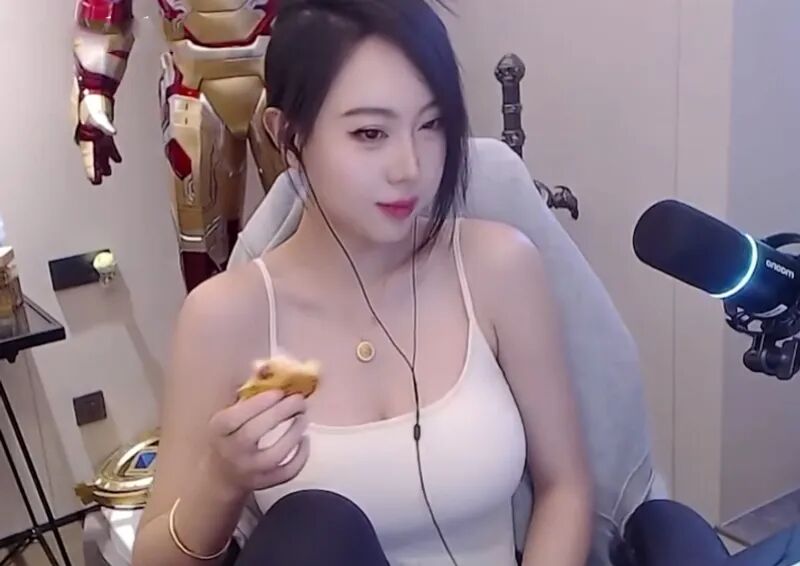 女主播自信身材比拼，能与米娜五五开？网友：大归大魅惑不足(图1)