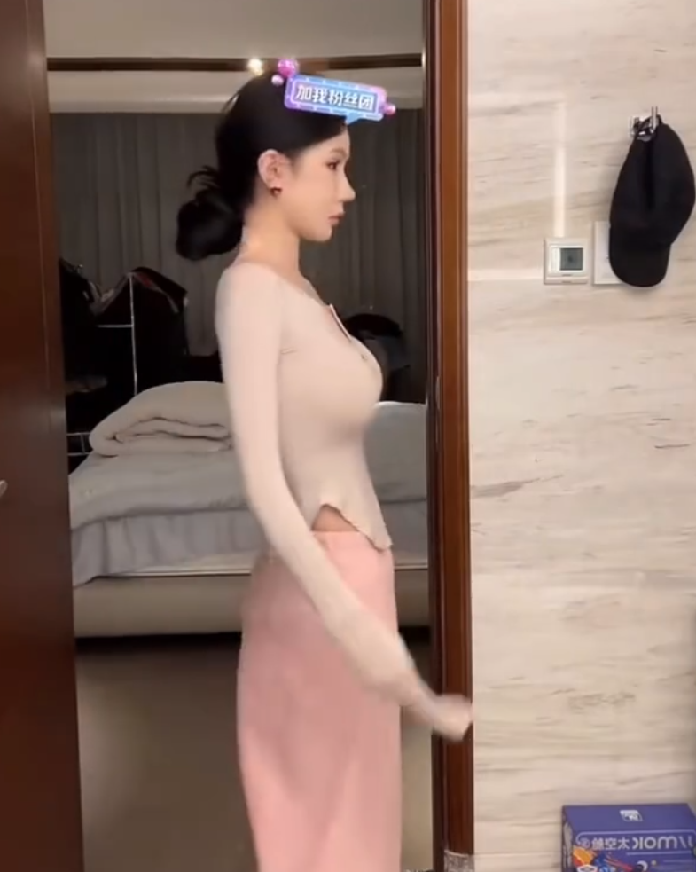 网络主播职业标准出台，封禁主播复出无望？薛小婉胸整太大不敢穿内衣(图4)