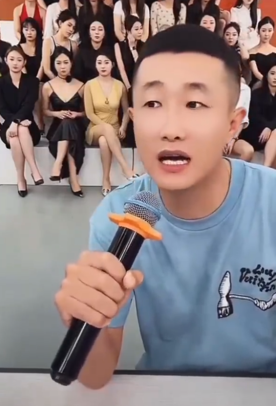 十年擦边为公益？小深深测试某音违规点！张二嫂怒撕陶大帅人设炒作(图1)