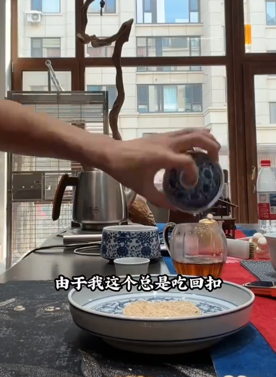 猫妹妹回应不回辛选，没法融进去，天佑吃回扣被“抓包”，开会批评月薪三万“保底”(图3)