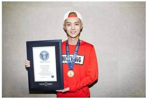 十项全萌的鹿晗今天26岁生日，他到底为什么那么红？(图1)