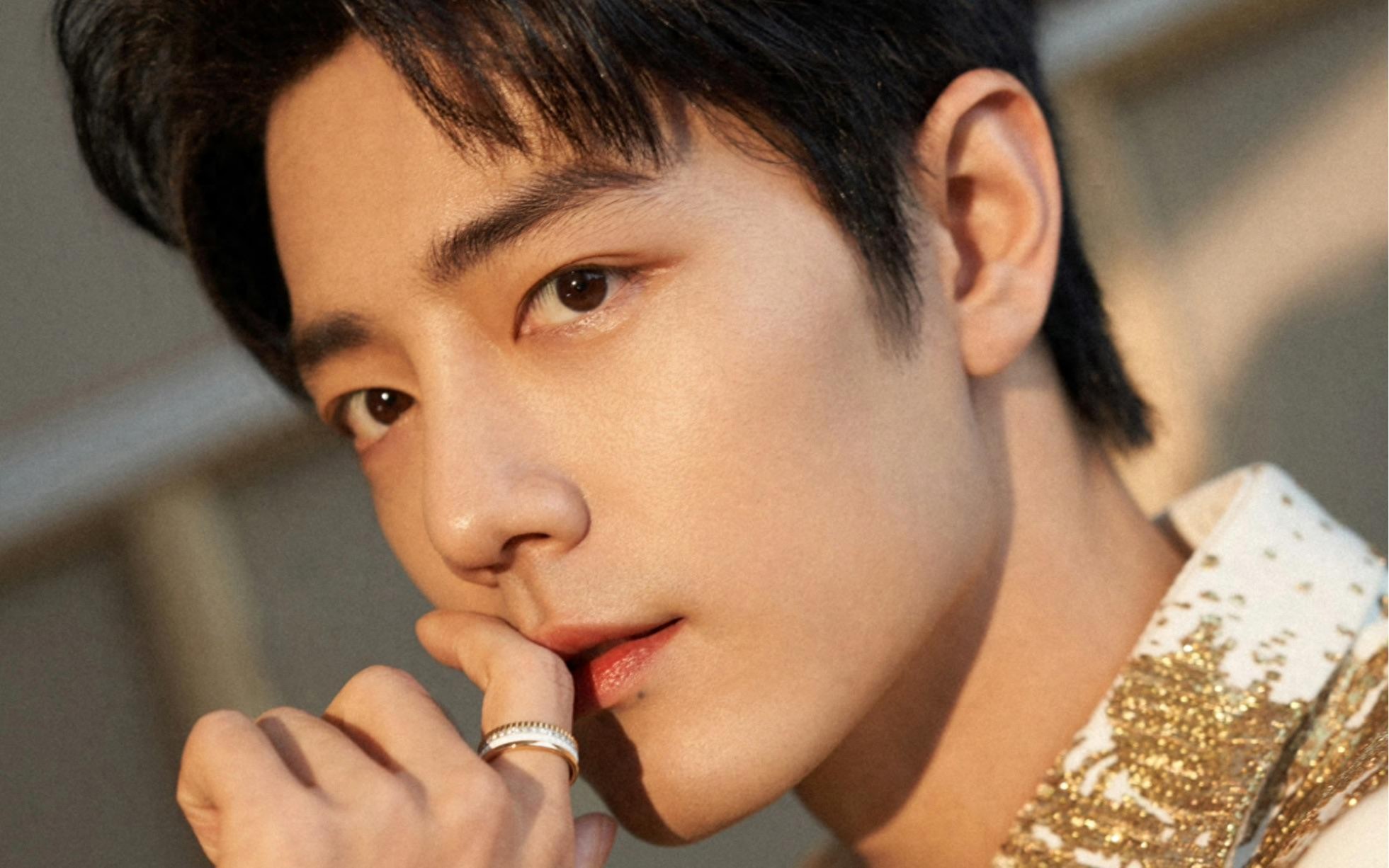 真的没整？靠整容翻身的5位男星，出道前后差距太大你知道吗(图1)