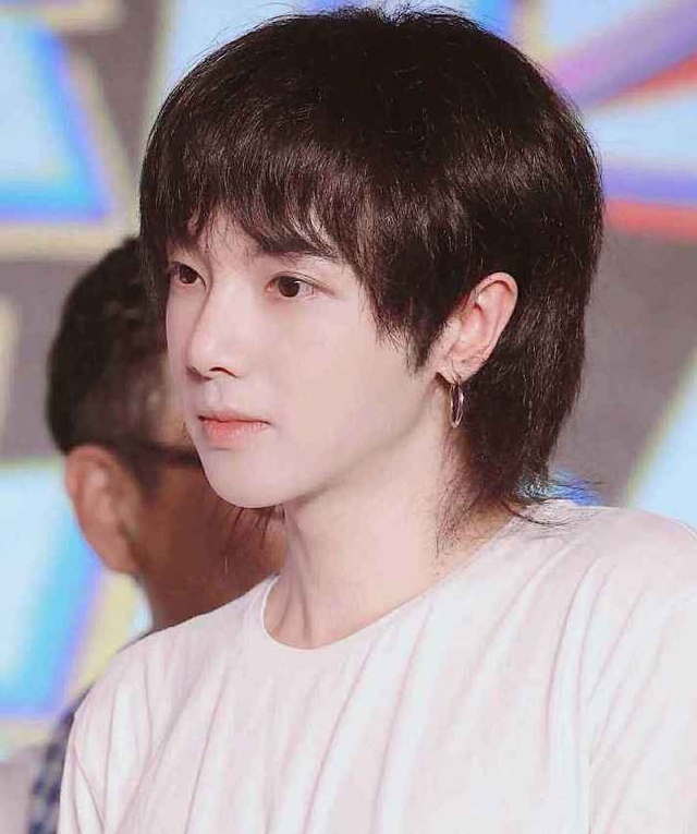 真的没整？靠整容翻身的5位男星，出道前后差距太大你知道吗(图7)