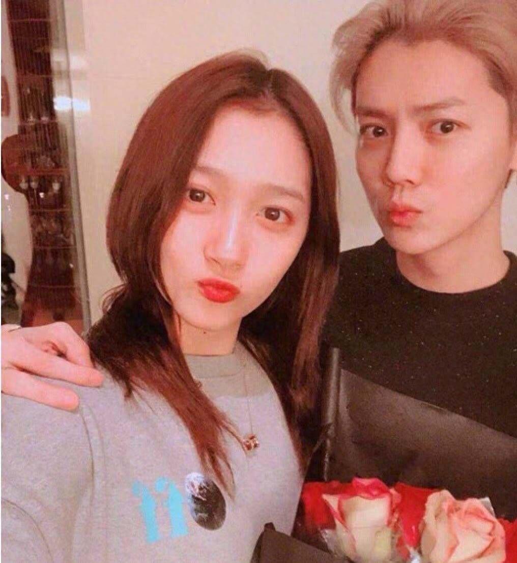 邓伦李沁无名指戴戒指，曾换过情侣头像，是炒作还是恋爱？(图1)