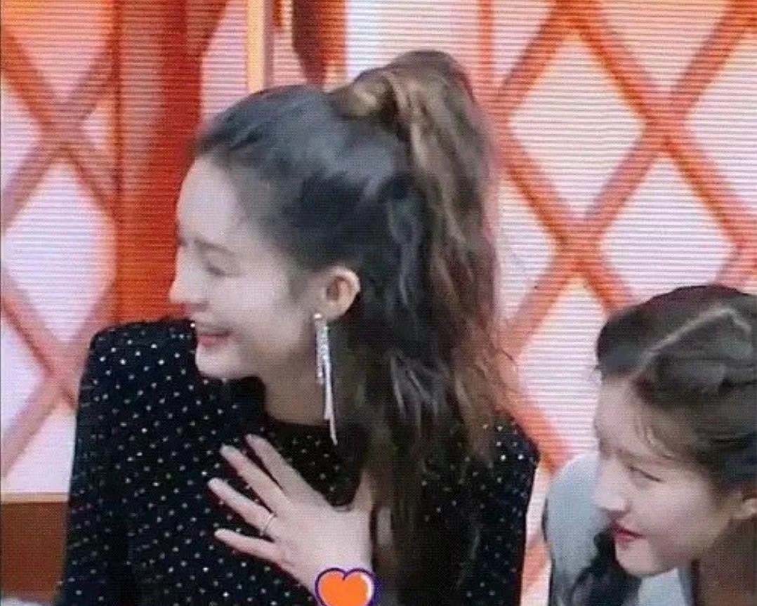 邓伦李沁无名指戴戒指，曾换过情侣头像，是炒作还是恋爱？(图3)