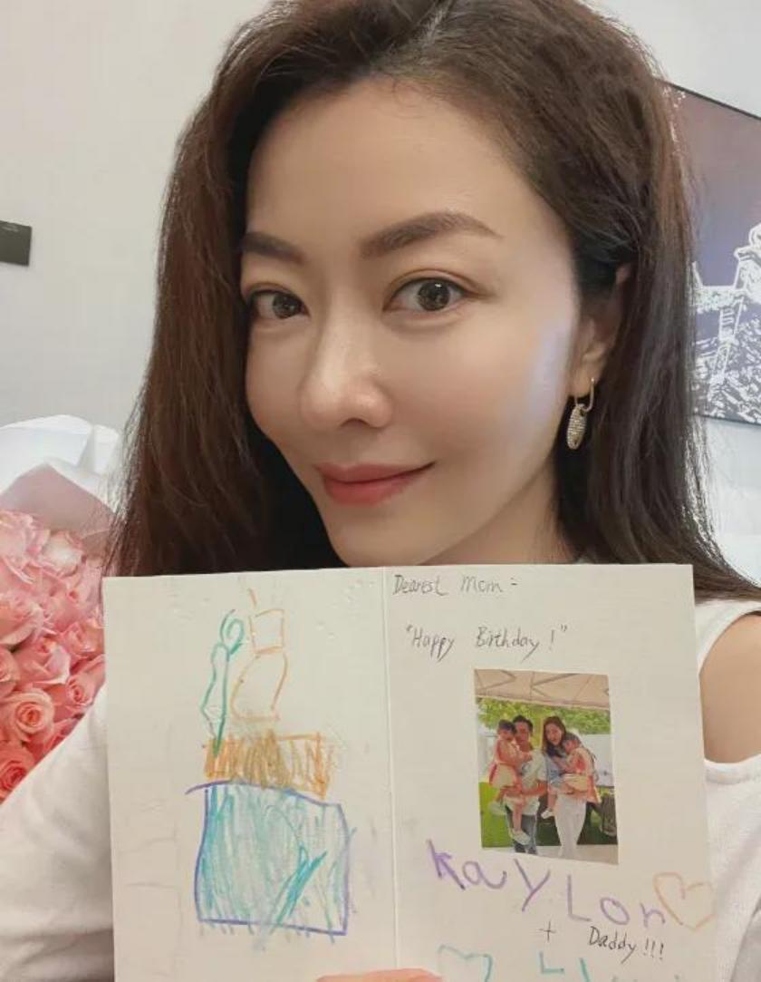 孩子成“照妖镜”?这6位明星整没整容,看孩子就知道了(图21)