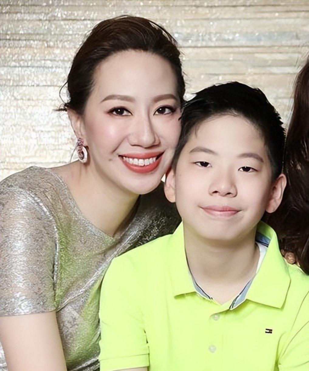 孩子成“照妖镜”?这6位明星整没整容,看孩子就知道了(图24)