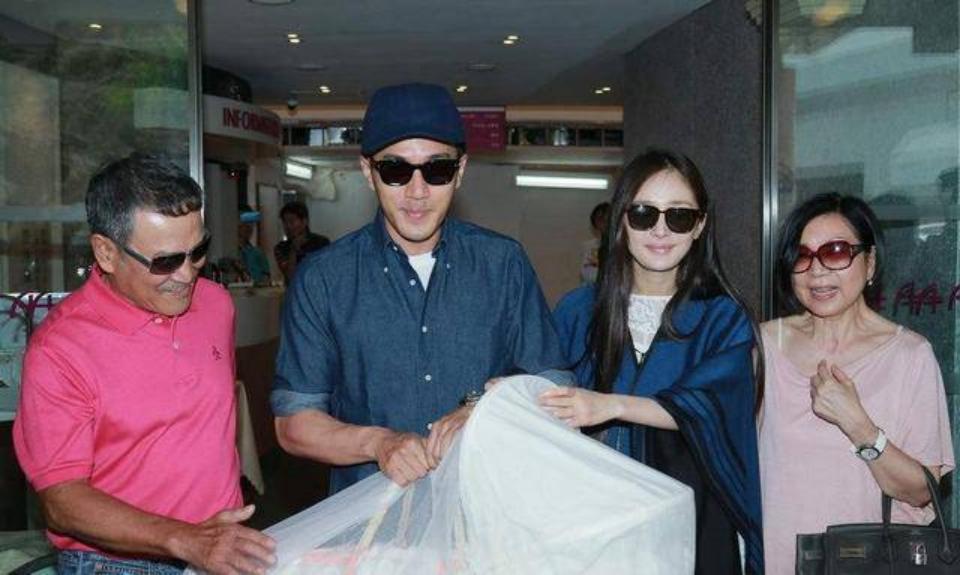 孩子成“照妖镜”?这6位明星整没整容,看孩子就知道了(图4)