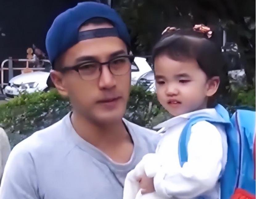 孩子成“照妖镜”?这6位明星整没整容,看孩子就知道了(图5)