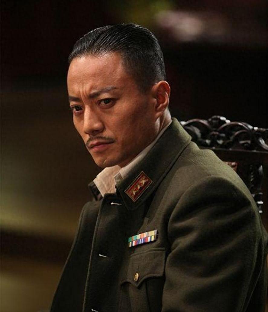 62岁张涵予现身北京发布会，浓眉大眼霸气十足，与刘劲握手寒暄(图1)