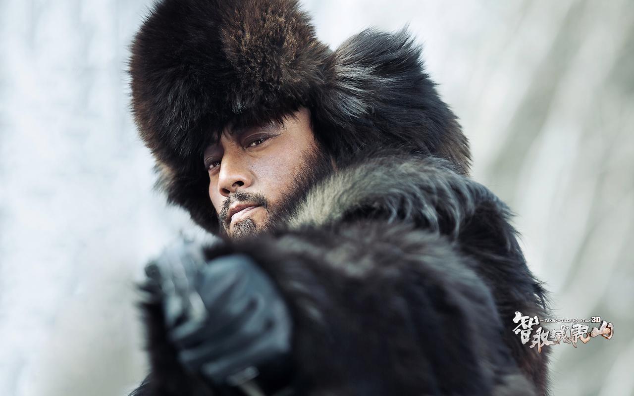 62岁张涵予现身北京发布会，浓眉大眼霸气十足，与刘劲握手寒暄(图2)