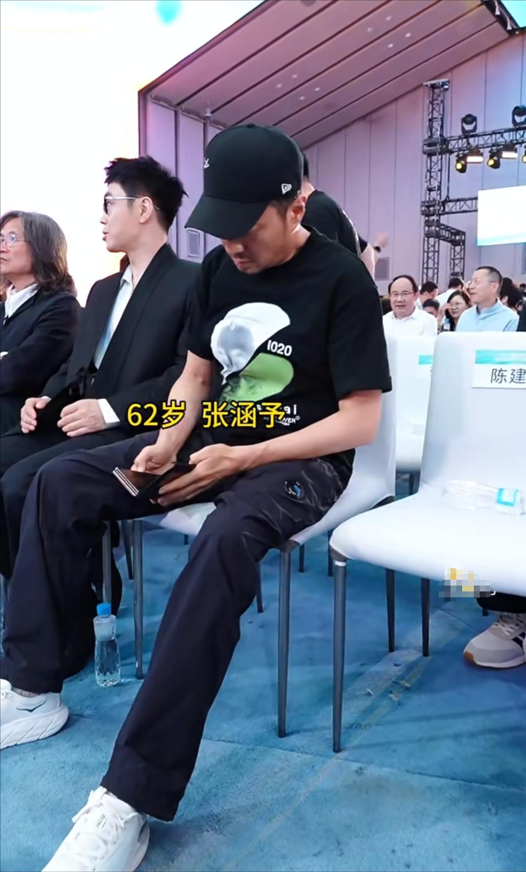 62岁张涵予现身北京发布会，浓眉大眼霸气十足，与刘劲握手寒暄(图3)