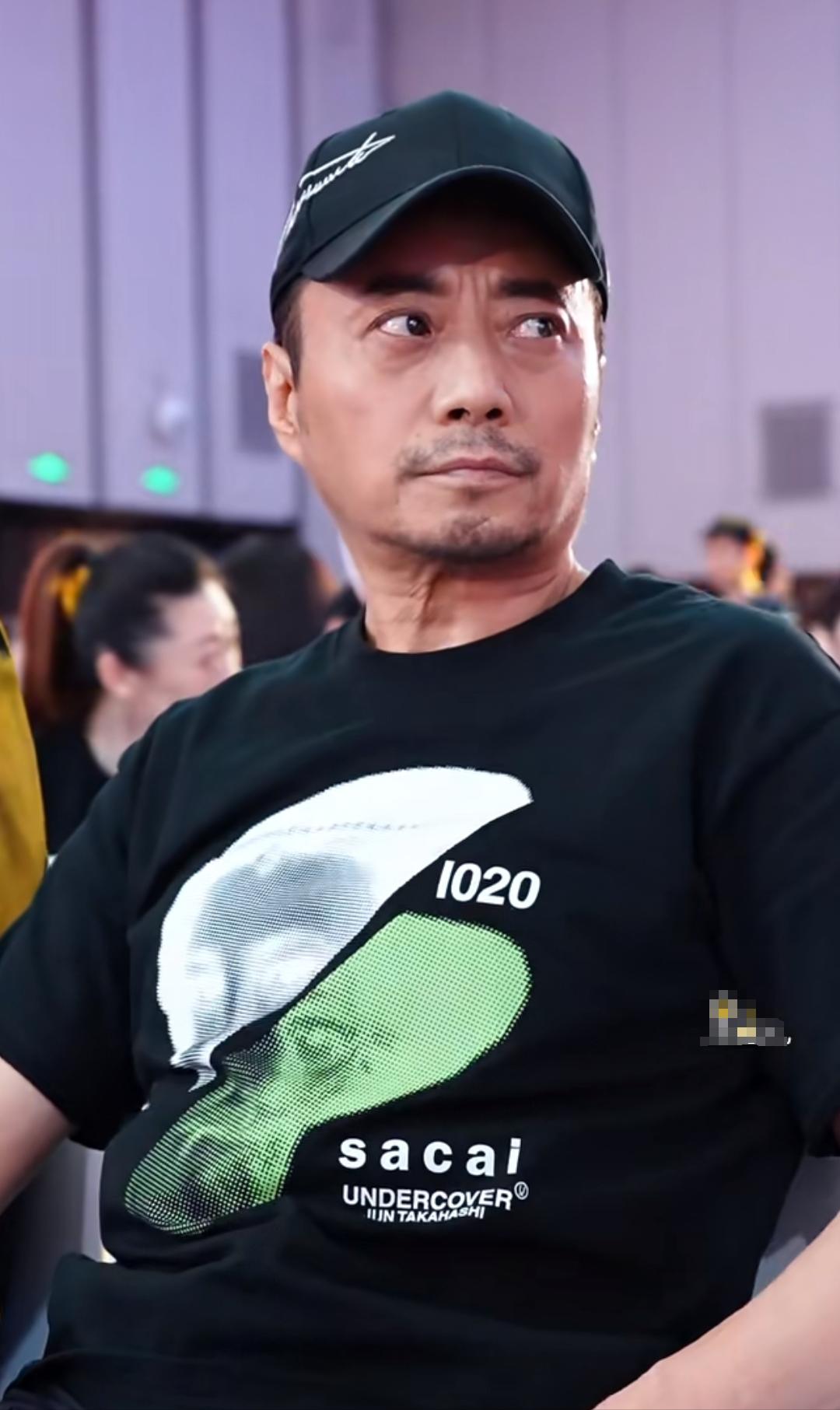 62岁张涵予现身北京发布会，浓眉大眼霸气十足，与刘劲握手寒暄(图4)