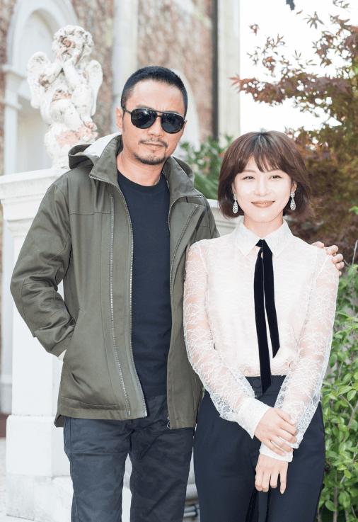 62岁张涵予现身北京发布会，浓眉大眼霸气十足，与刘劲握手寒暄(图5)