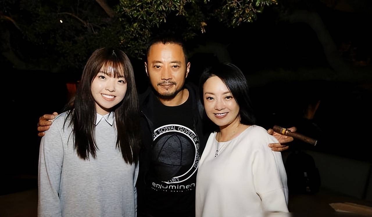 62岁张涵予现身北京发布会，浓眉大眼霸气十足，与刘劲握手寒暄(图6)