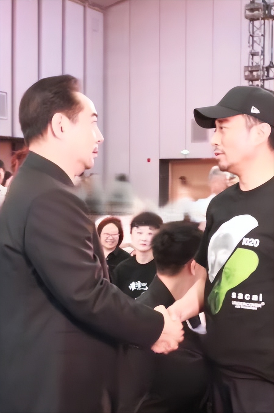 62岁张涵予现身北京发布会，浓眉大眼霸气十足，与刘劲握手寒暄(图7)