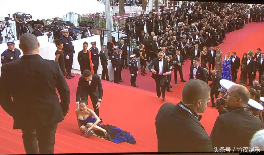女星走红毯摔倒,大部分都是尴尬,为何她的摔倒却赢得网友尖叫(图1)