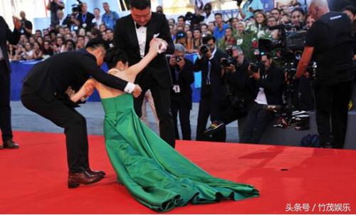 女星走红毯摔倒,大部分都是尴尬,为何她的摔倒却赢得网友尖叫(图5)