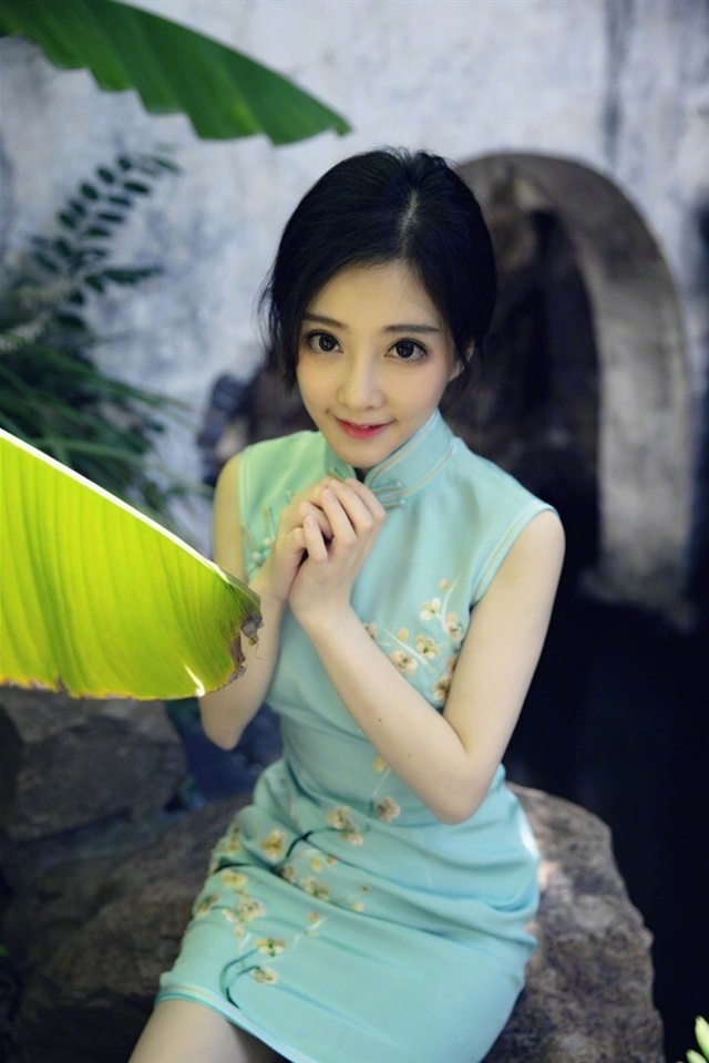 抖音网红美女主播冯提莫清纯可人旗袍写真图集第3张