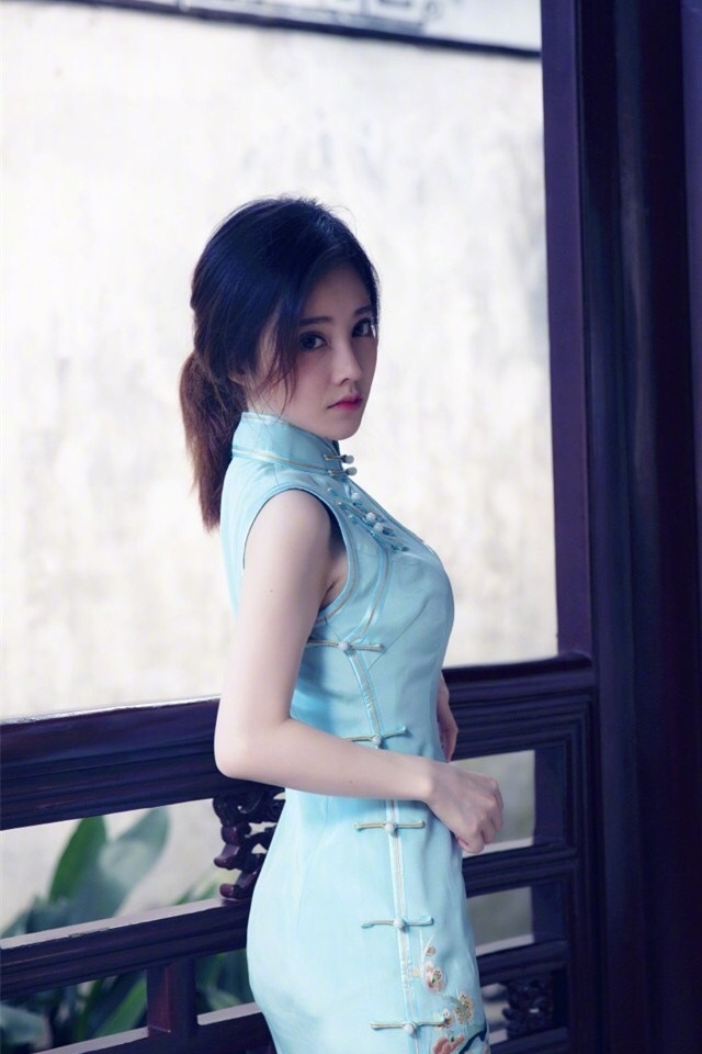 抖音网红美女主播冯提莫清纯可人旗袍写真图集第5张