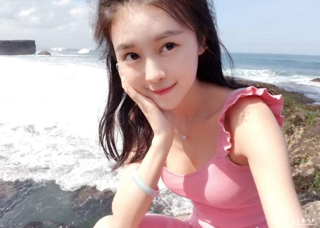 斗鱼直播当红人气主播欢欢女神生活写真照第4张