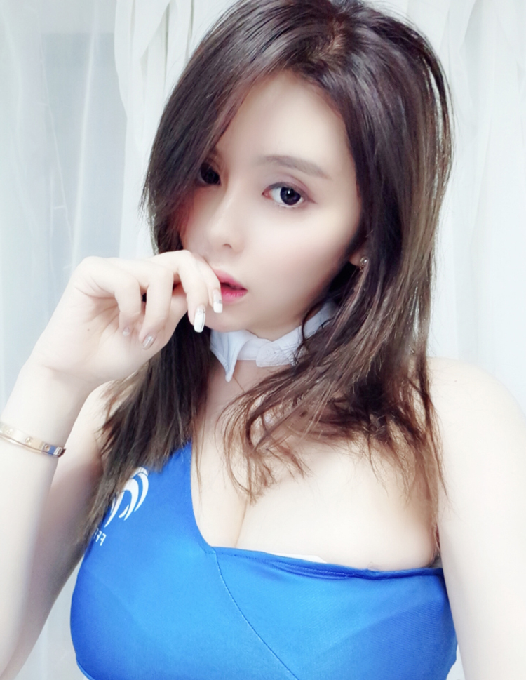 斗鱼人气主播张琪格足球宝贝写真照片