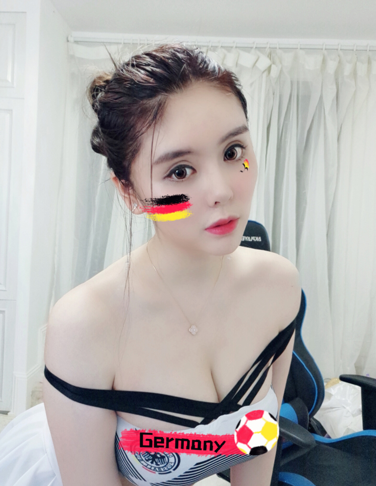 斗鱼人气主播张琪格足球宝贝写真照片第5张