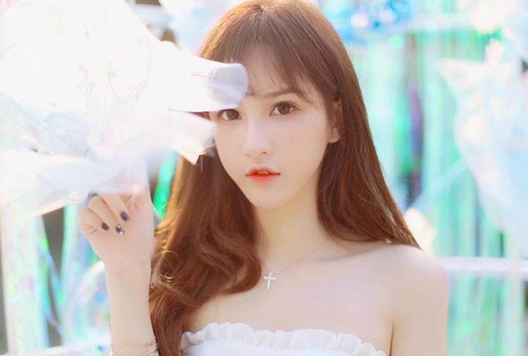 斗鱼人气主播皮皮宝宝清纯写真照片第2张