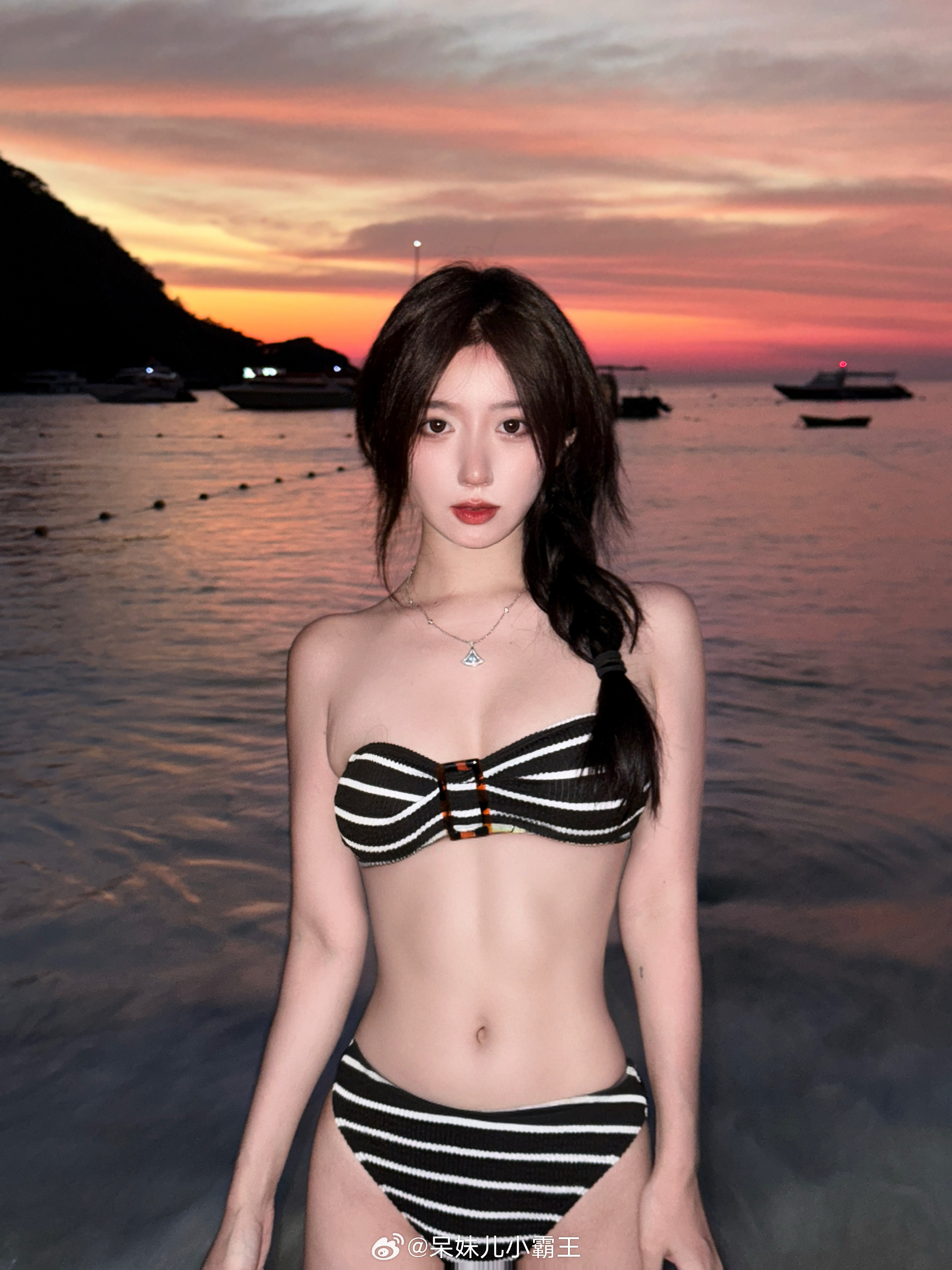 斗鱼主播呆妹儿小霸王泳装写真图集第5张