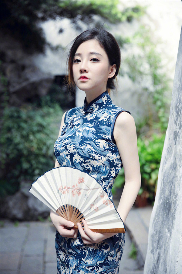 美女主播冯提莫旗袍装侧身身形满分古风如画性感百变写真