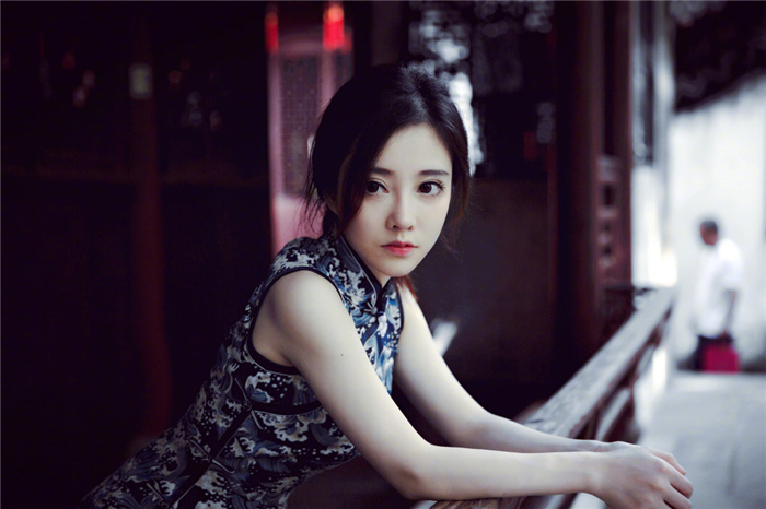 美女主播冯提莫旗袍装侧身身形满分古风如画性感百变写真第8张