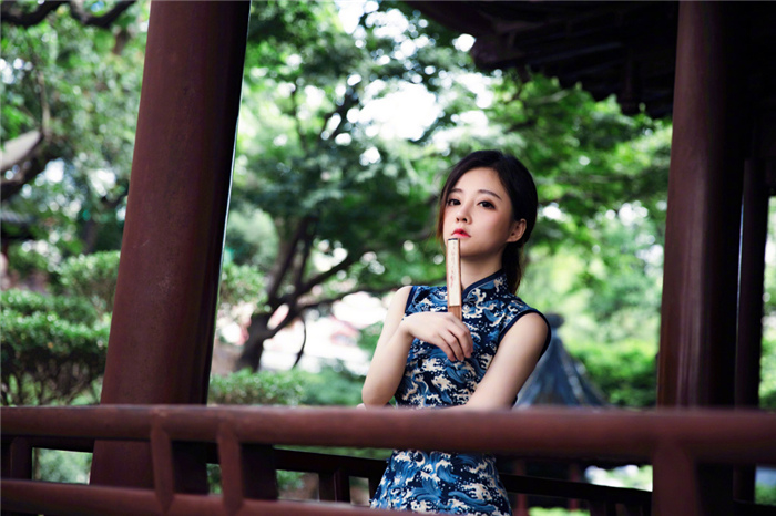 美女主播冯提莫旗袍装侧身身形满分古风如画性感百变写真第9张