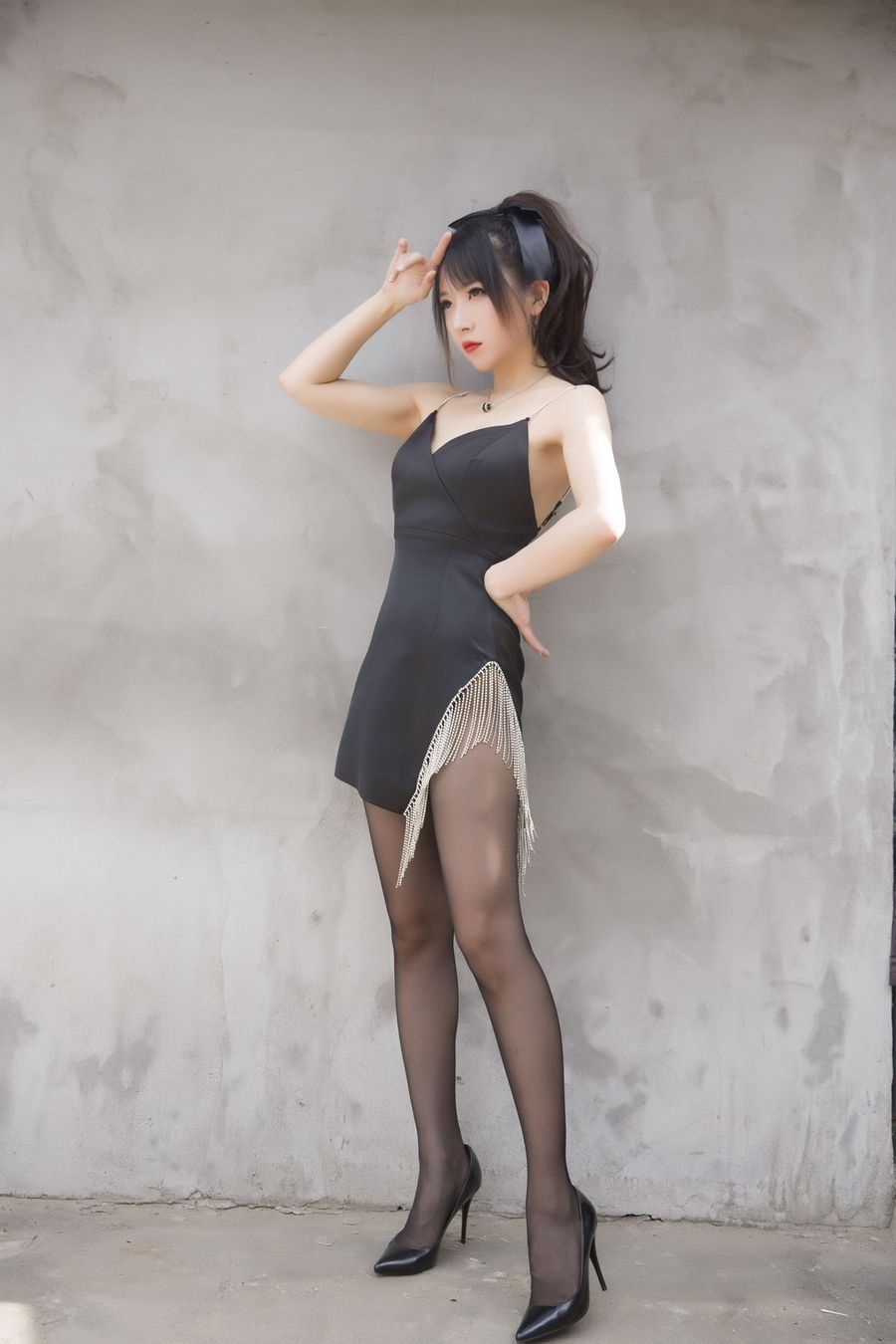 斗鱼主播小女巫露娜黑丝美腿深V吊裙流苏主题户外性感套图第14张