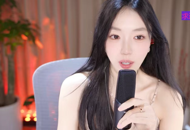 头部女主播因病停播终于回归！术后左腰已没知觉！弹幕质疑被大哥包，当场回应！众主播刷礼捧场！(图2)