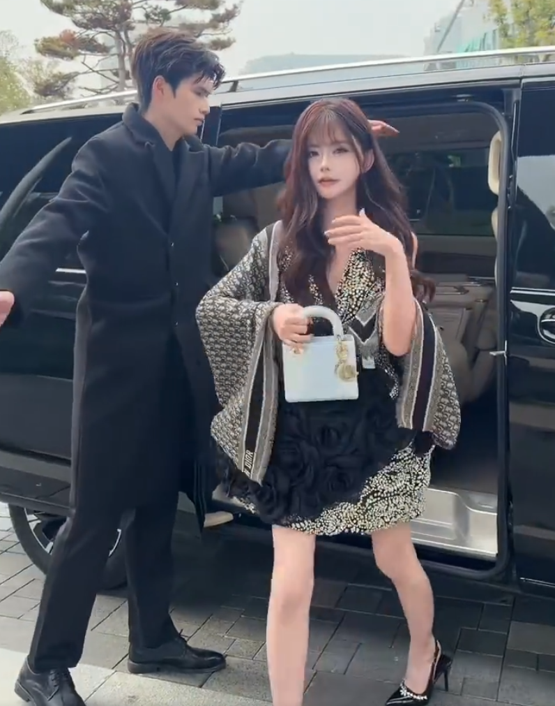 韩安冉被质疑短剧演技差，不服回应“至少我敢演”！王小国直播破防训粉：别拿我前任说事(图3)